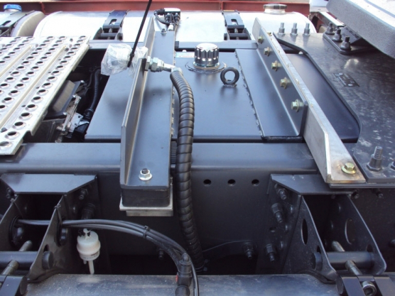 Volvo, hydraulic tank to the frame